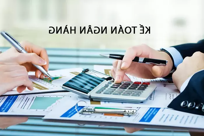 Kế toán ngân hàng theo dõi dòng tiền, công nợ và hồ sơ tín dụng doanh nghiệp